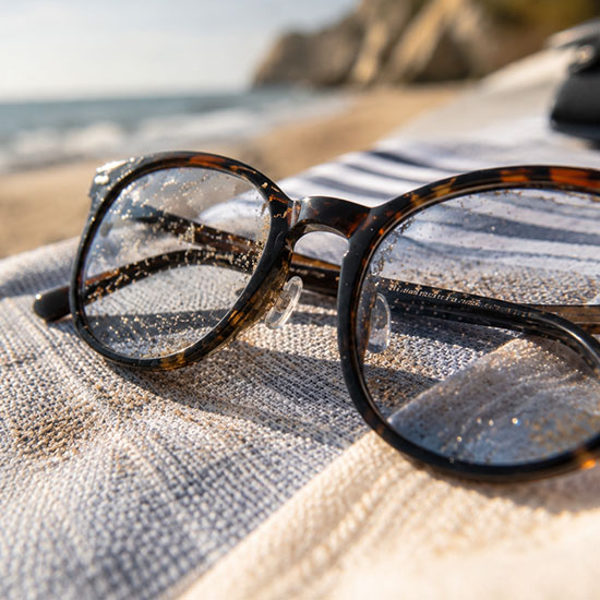 Brille liegt auf einem Strandtuch