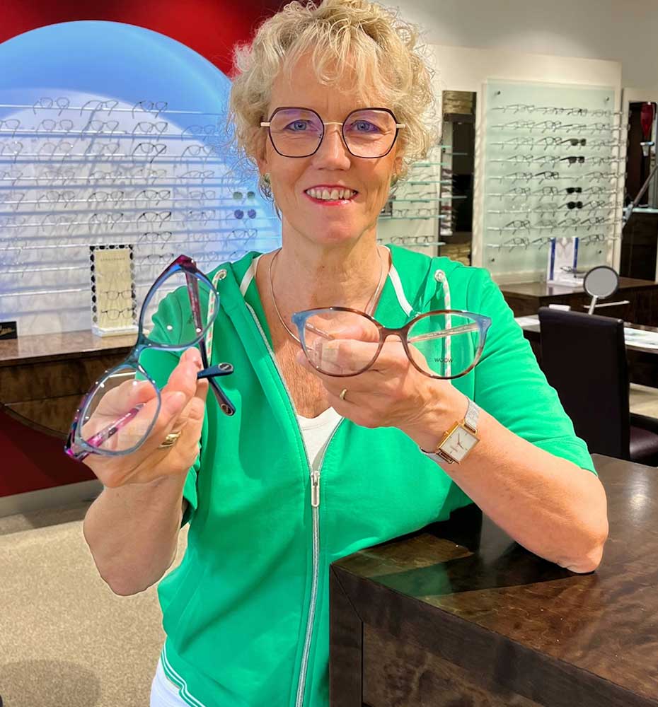 Optik Dalhoff: Mitarbeiterin mit Brillen